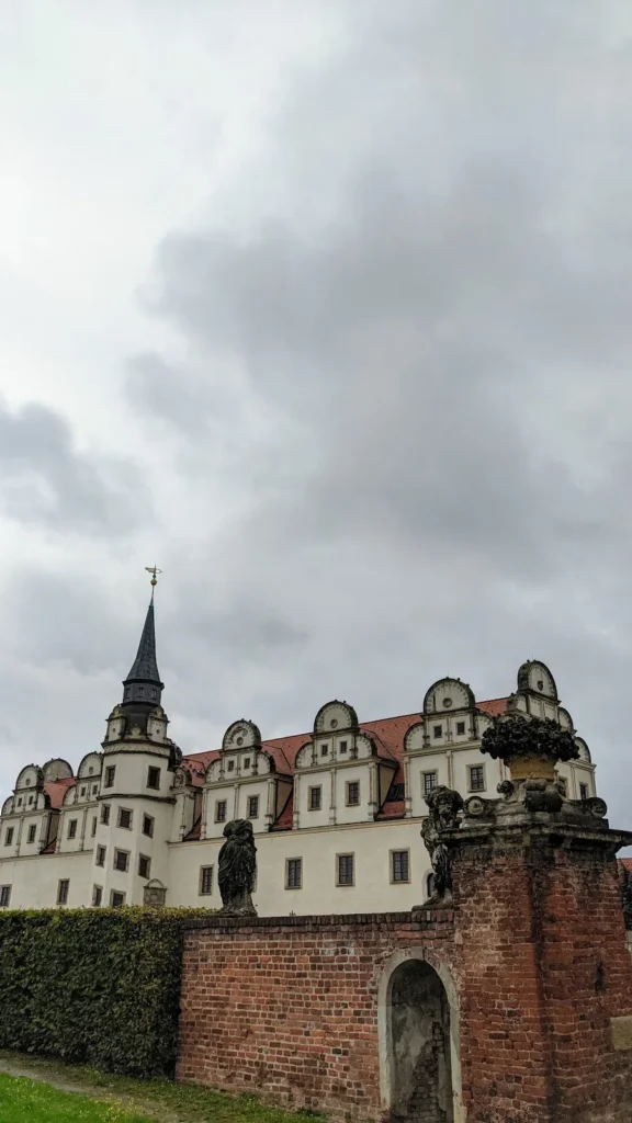 Johannbau in Dessau mit Renaissancegiebeln über einer roten Backsteinmauer