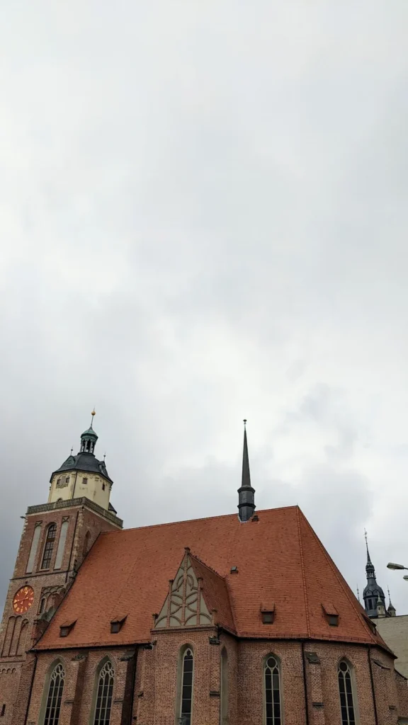 Marienkirche in Dessau, spätgotischer Backsteinbau mit Turm