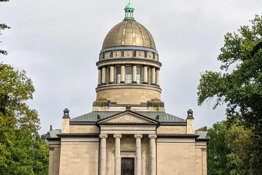 Herzogliches Mausoleum in Dessau mit Kuppel und Säulenvorhalle