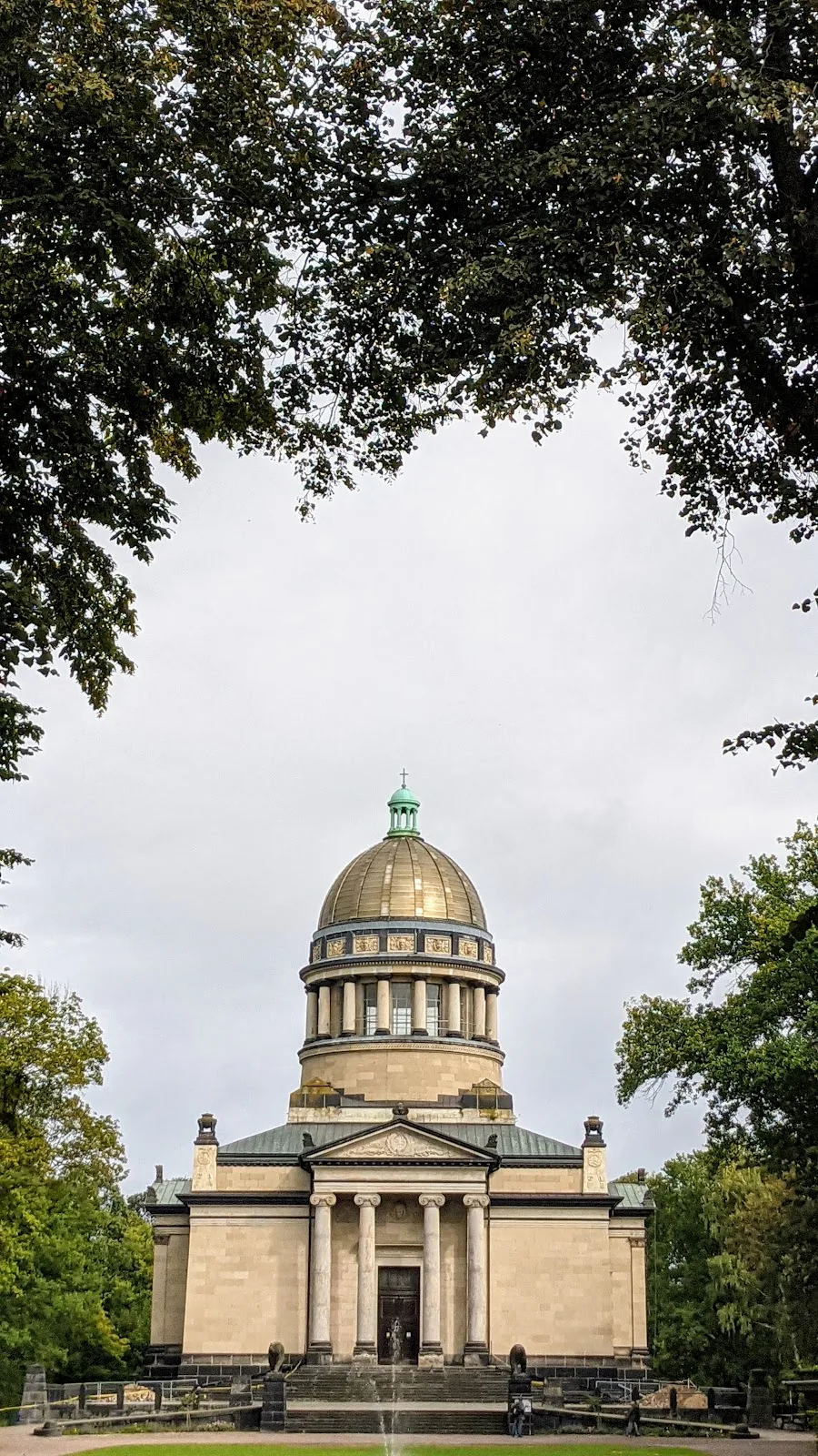 Herzogliches Mausoleum in Dessau mit Säulenportikus und Kuppel zwischen Bäumen
