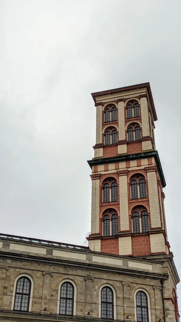 Turm des Museums für Naturkunde und Vorgeschichte in Dessau aus rotem und hellem Backstein
