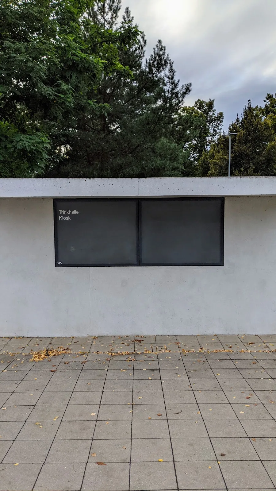 Weiße Trinkhalle an den Meisterhäusern in Dessau mit Schrift Trinkhalle Kiosk