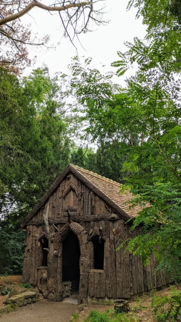 Borkenhäuschen im Wörlitzer Park, ein kleines Haus mit Eichenrinde verkleidet