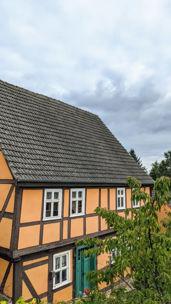 Ockerfarbenes Fachwerkhaus mit grüner Tür in Coswig