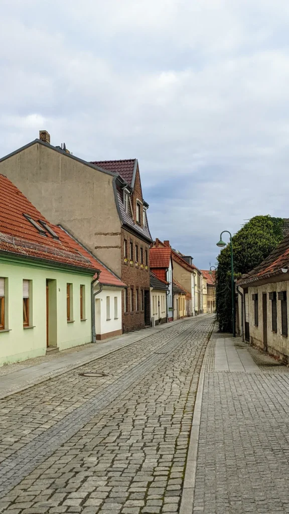 Gepflasterte Gasse mit niedrigen Häusern in der Altstadt von Coswig