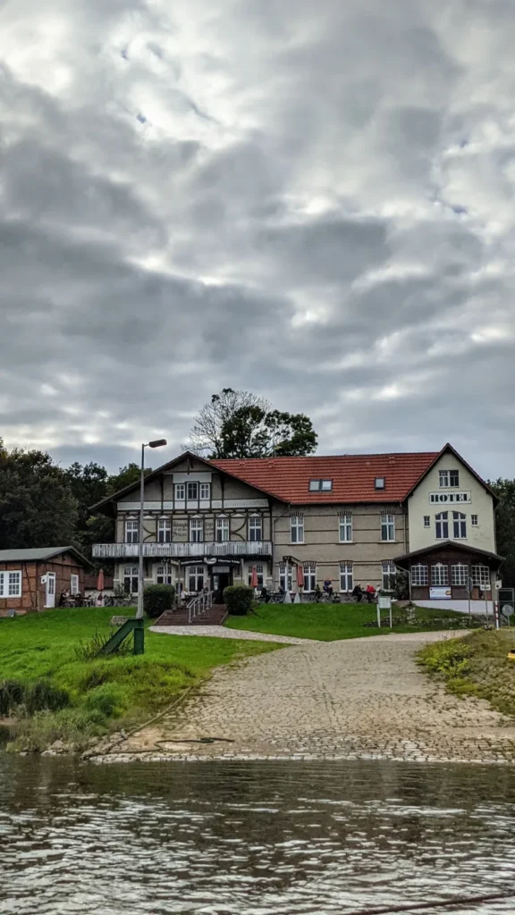 Fährrampe am Wörlitzer Elbufer mit dem Hotel Elbterrasse, von der Fähre aus gesehen
