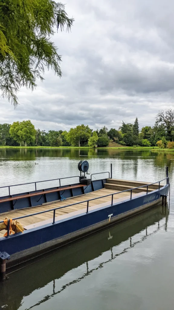 Fährkahn mit Holzdeck am Ufer des Wörlitzer Sees
