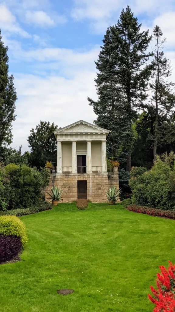 Floratempel im Wörlitzer Park auf hohem Sockel mit vier Säulen