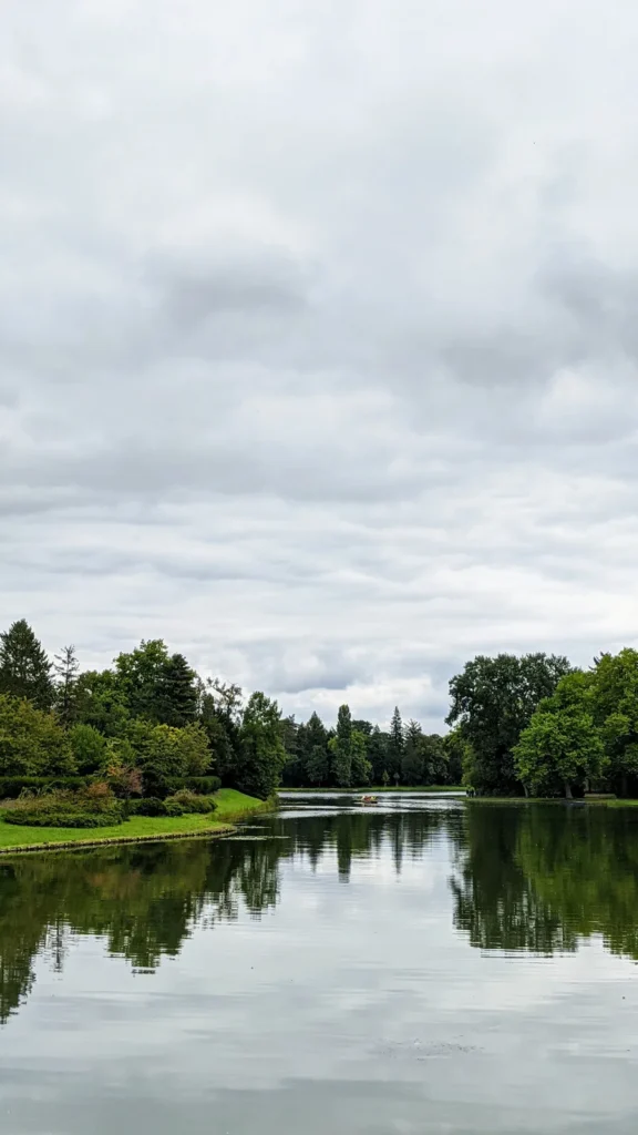 Kanal im Wörlitzer Park, Bäume spiegeln sich im Wasser