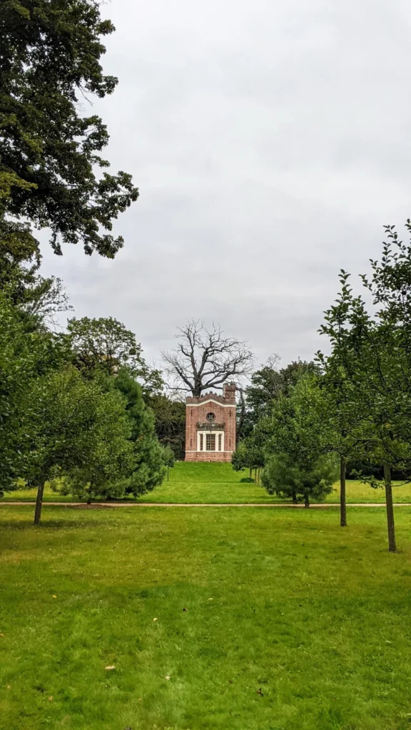 Kleines neugotisches Schlangenhaus am Ende einer Wiese im Luisium