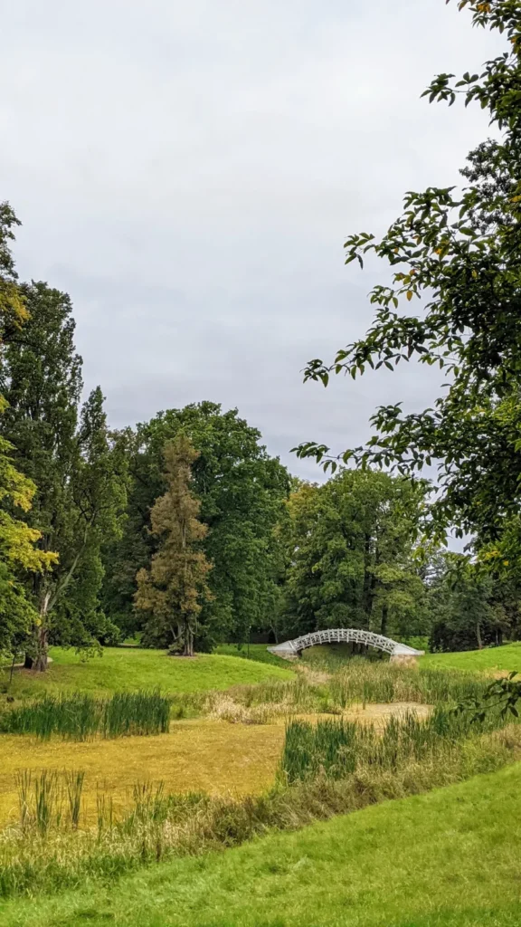 Weiße Bogenbrücke über einen Graben im Park Luisium