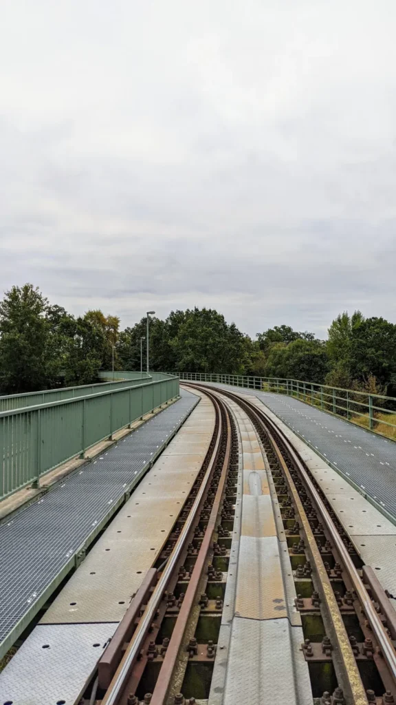Fußweg neben dem Gleis auf der Brücke der Dessau-Wörlitzer Eisenbahn über die Mulde