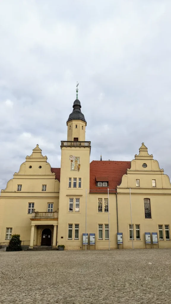 Rathaus Coswig mit zwei Giebeln und Mittelturm am Marktplatz