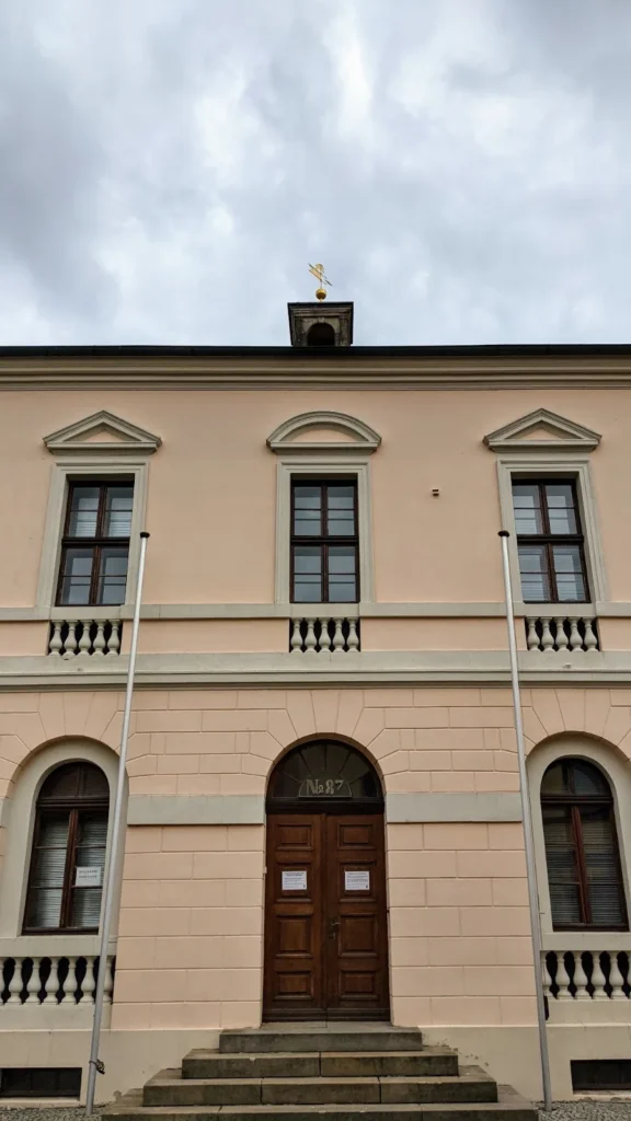 Eingang des Rathauses Wörlitz mit Holztür und der Nummer 87 im Oberlicht
