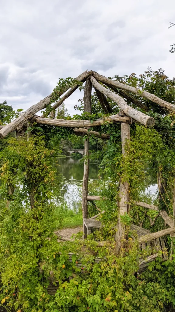Offener Pavillon aus Ästen am Wasser im Wörlitzer Park
