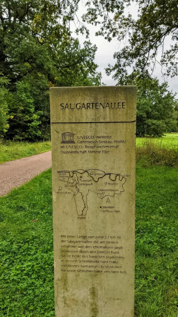 Steinstele Saugartenallee mit Karte des Gartenreichs am Waldweg im Jonitzer Forst