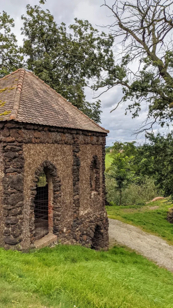 Kleines Steinhaus mit Ziegeldach am Wall zwischen Vockerode und Wörlitz