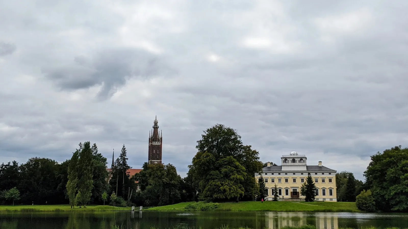 Blick über den Wörlitzer See auf Schloss Wörlitz und den Turm von St. Petri