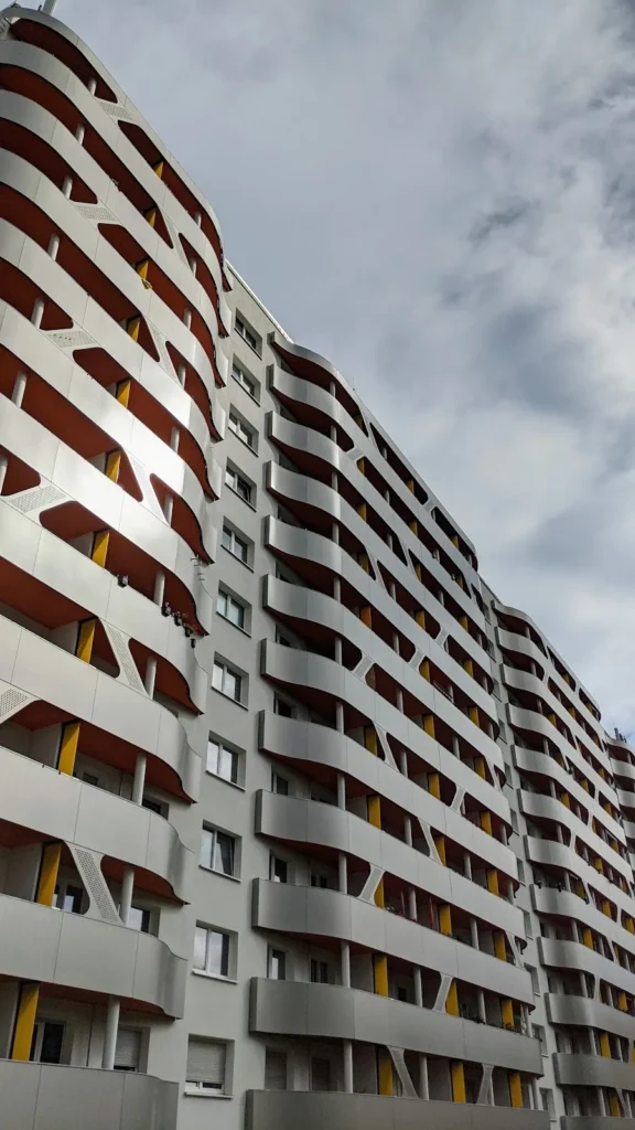 Hohes Wohnhaus in Dessau mit wellenförmig geschwungenen Balkonbändern