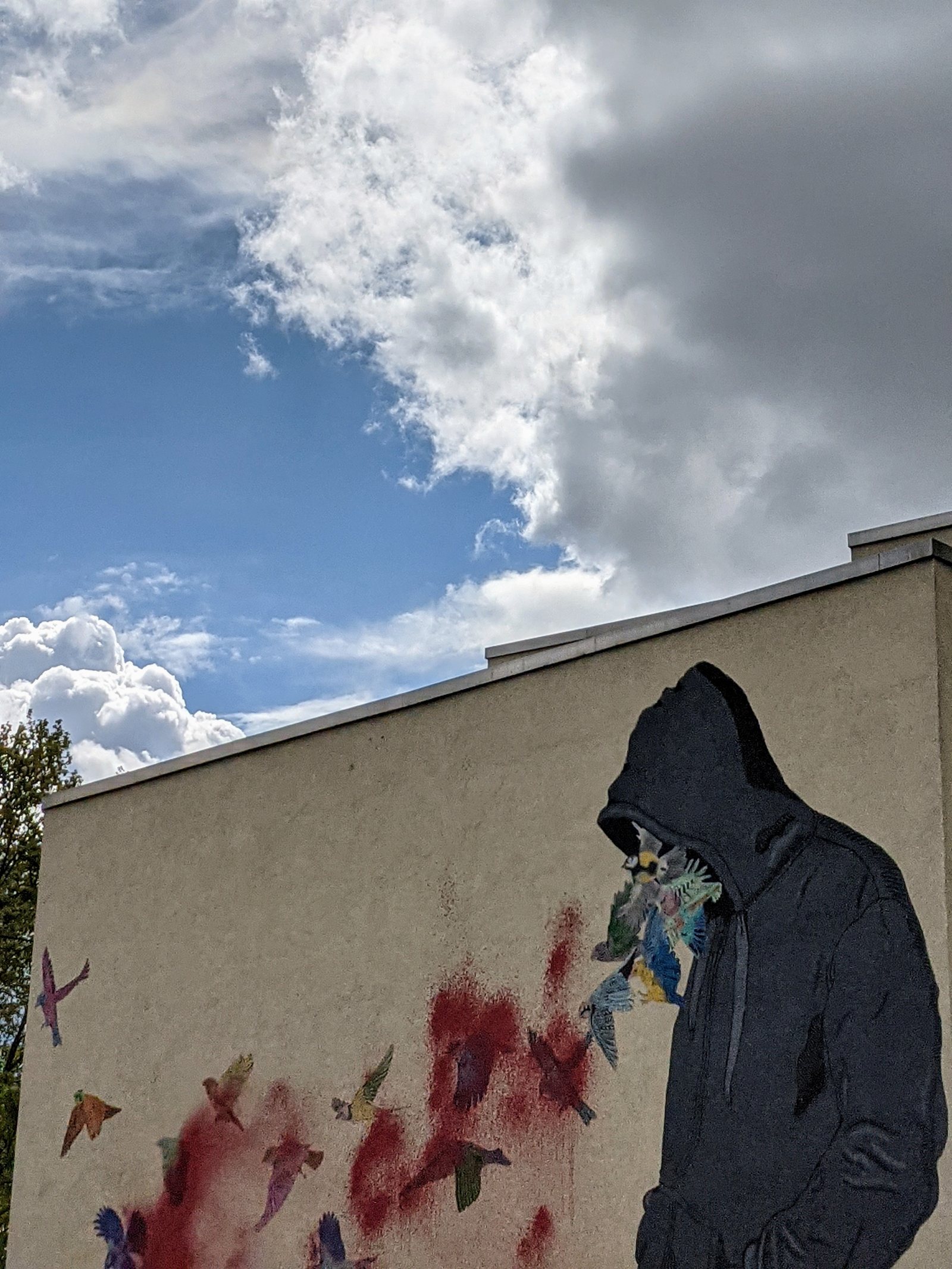 Don John: Hoodie Birds am Mehringplatz in Kreuzberg