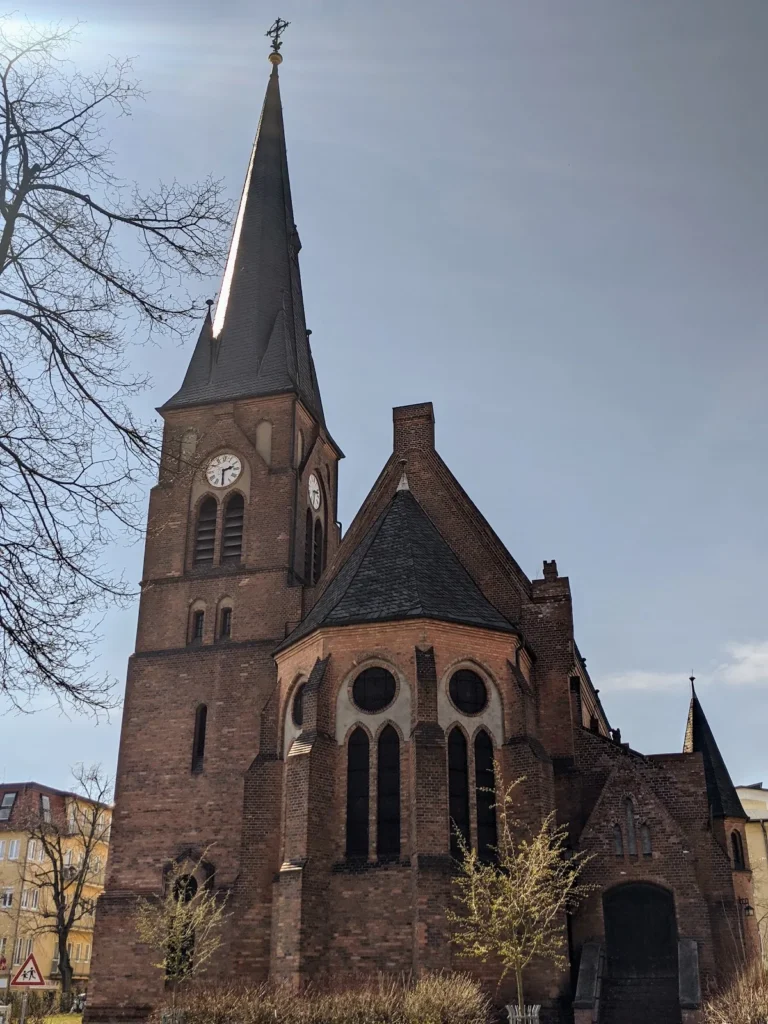 Johanniskirche in Eberswalde, neugotischer Backsteinbau mit schlankem Turm