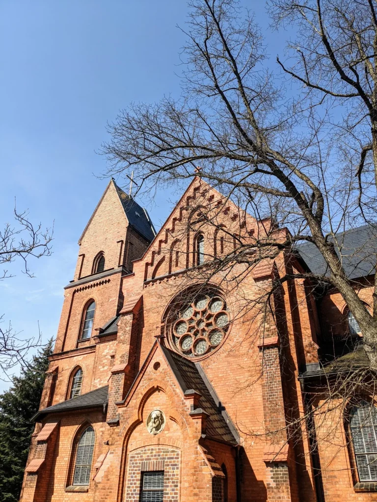 Kirche Sankt Peter und Paul in Eberswalde, roter Backstein mit Rosette über dem Portal