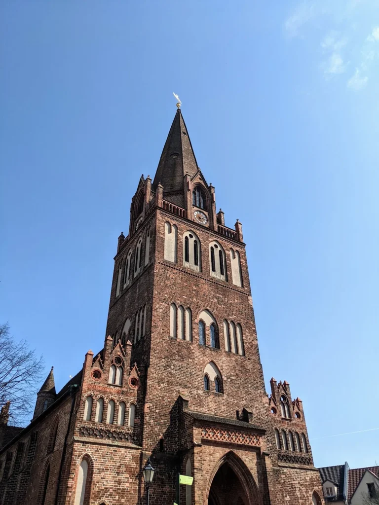 Turm und Westseite der Maria-Magdalenen-Kirche in Eberswalde, gotischer Backsteinbau