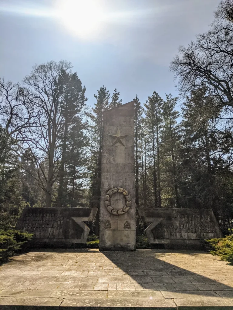 Sowjetisches Ehrenmal im Waldfriedhof Eberswalde mit Stern und Kranz auf dem Pylon