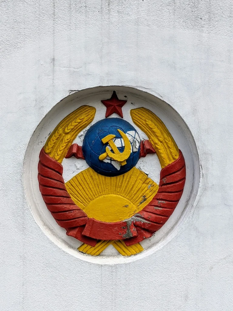 Sowjetisches Staatswappen als farbiges Relief am Garnisonsfriedhof in Eberswalde