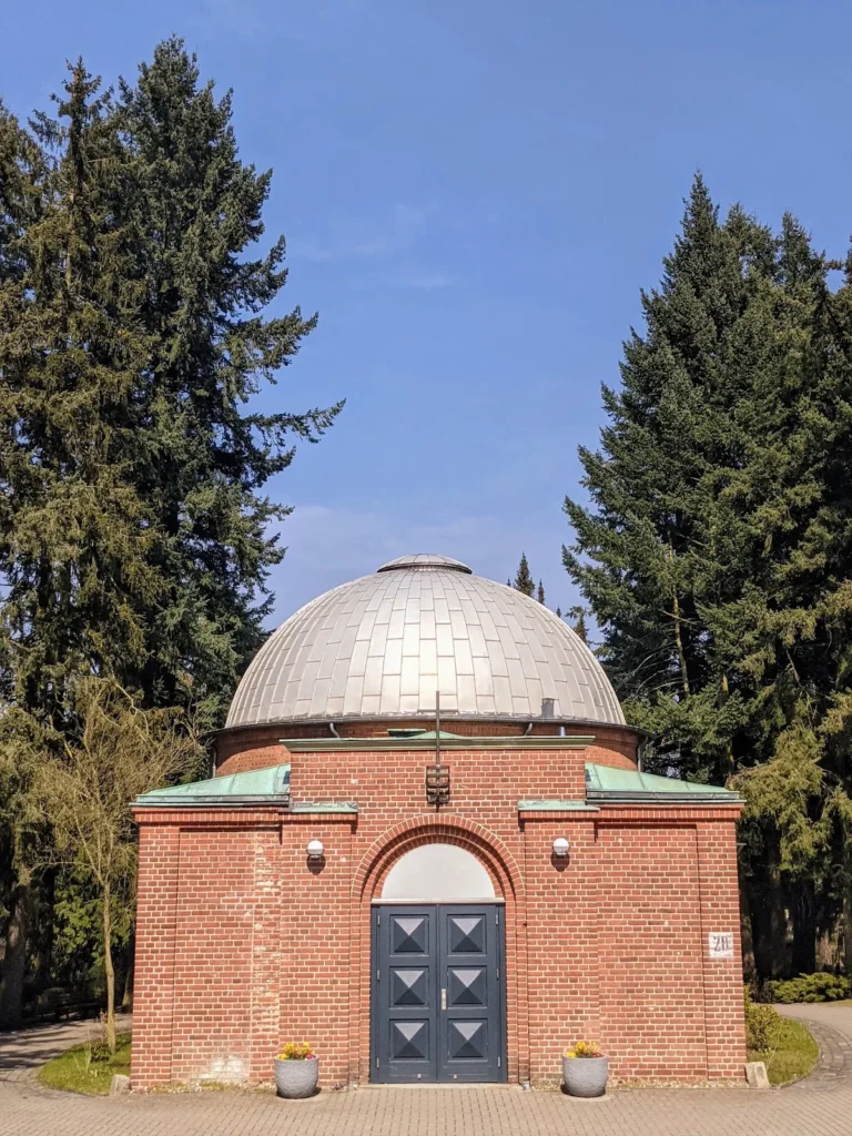 Trauerhalle des Waldfriedhofs in Eberswalde, runder Backsteinbau mit silberner Kuppel