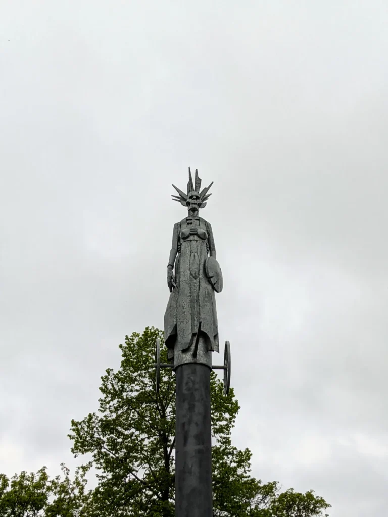 Stahlfigur Germania barbarica mit gezackter Krone auf einer hohen Säule am City Center Eisenhüttenstadt