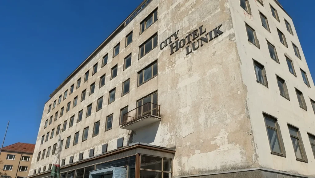Leerstehendes Hotel Lunik in Eisenhüttenstadt, ein siebengeschossiger Bau mit verwitterter Fassade und dem Schriftzug City Hotel Lunik