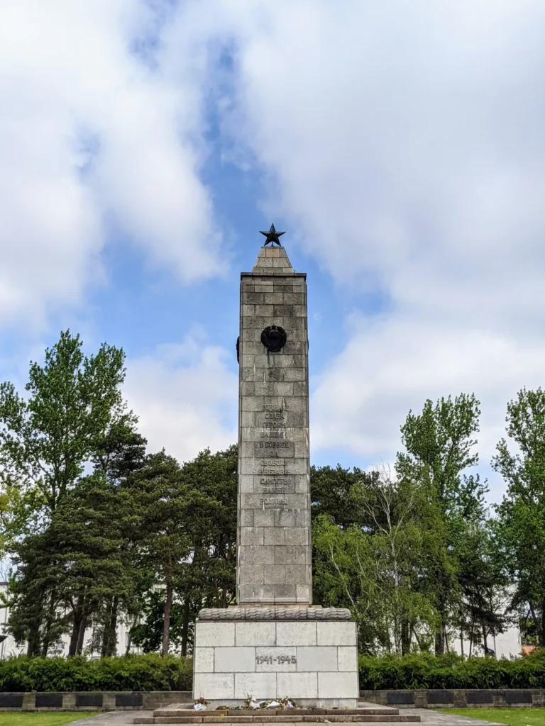 Hoher Granitobelisk mit Sowjetstern auf dem Platz des Gedenkens in Eisenhüttenstadt