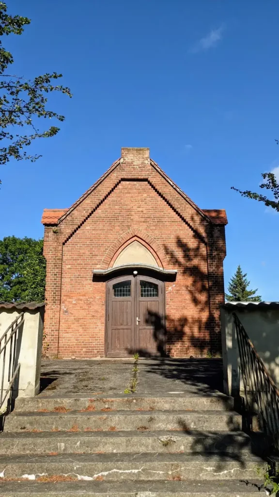 Kleine Friedhofskapelle aus Backstein mit Treppe auf dem Friedhof an der Dorfstraße in Falkenberg