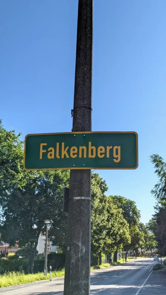 Ortsschild Falkenberg an einer Allee am westlichen Ortseingang des alten Dorfs in Lichtenberg