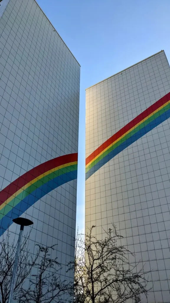 Hochhäuser mit bunten Streifen in Regenbogenfarben nahe dem Roederplatz in Fennpfuhl
