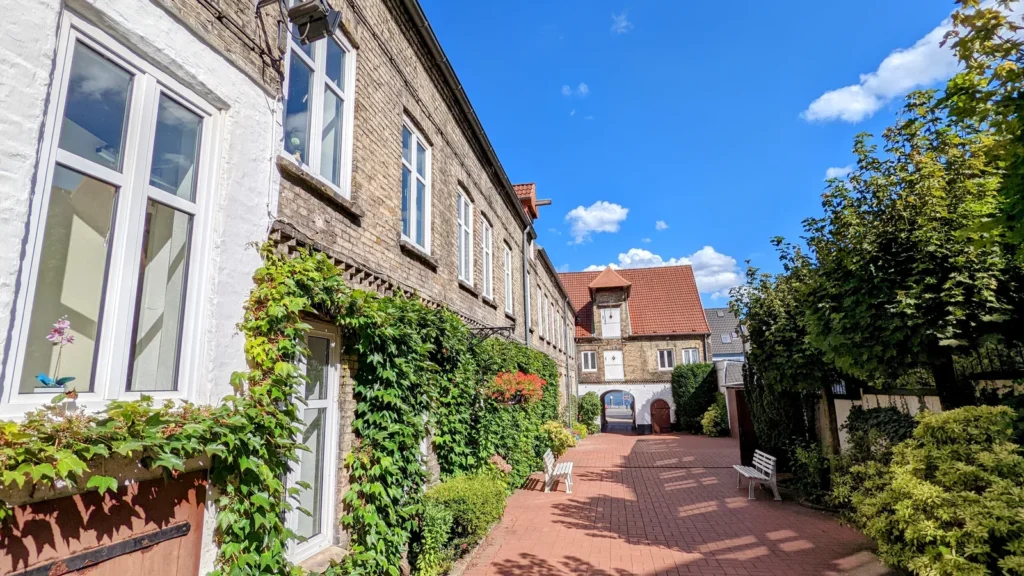 Gepflasterter Kaufmannshof an der Norderstraße in Flensburg