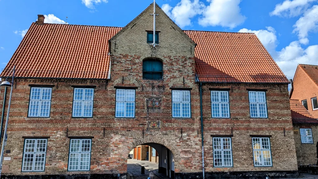 Kompagnietor an der Schiffbrücke in Flensburg mit Rundbogen und Wappentafeln im Giebel