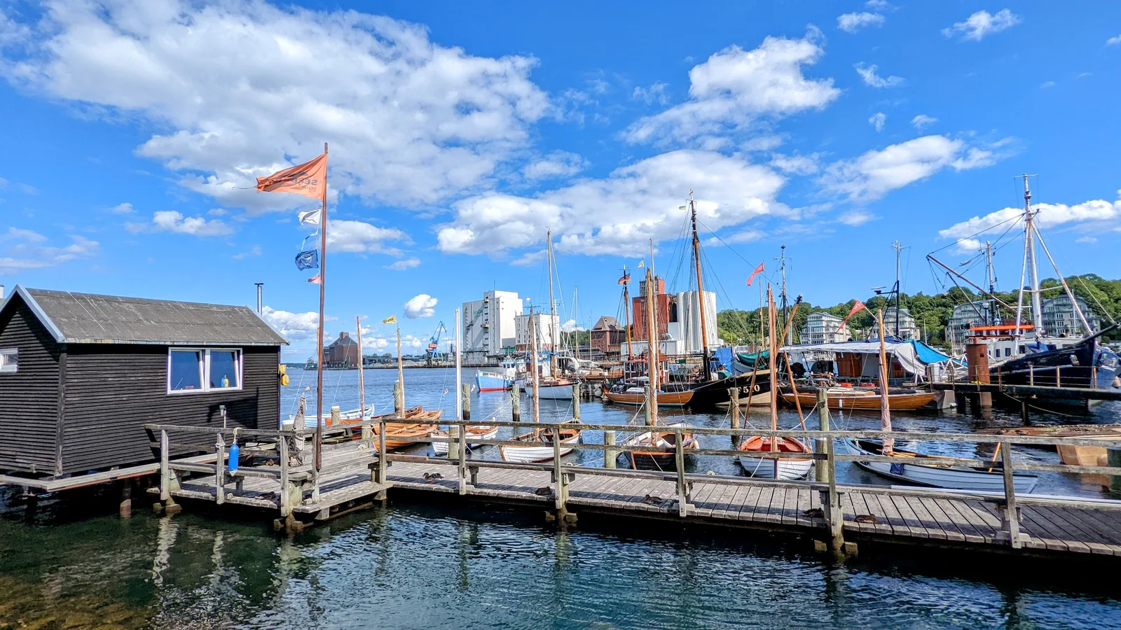 Holzsteg und Holzbauten am Museumshafen in Flensburg