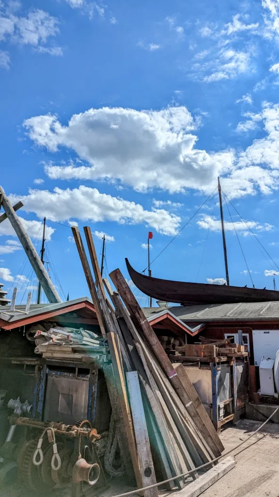 Holzboote am Gelände der Museumswerft in Flensburg