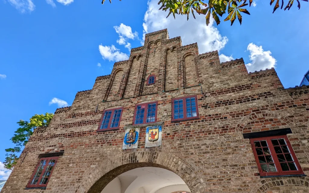 Nordertor in Flensburg mit gestuftem Backsteingiebel und breitem Torbogen