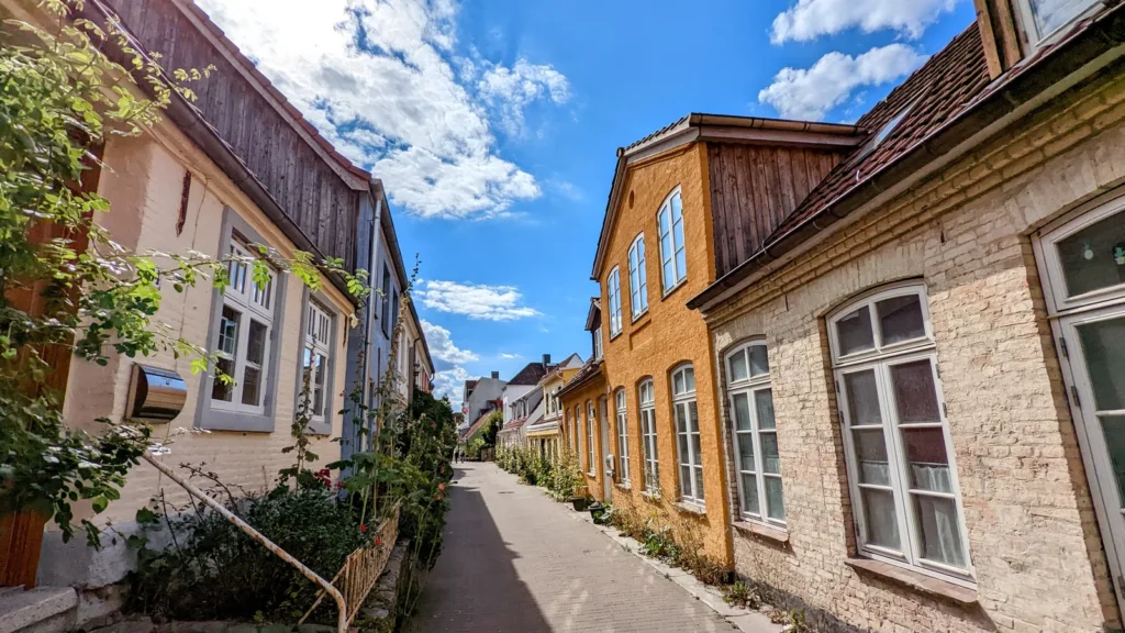 Schmale Gasse mit hell verputzten Häusern in der St.-Jürgen-Straße in Flensburg