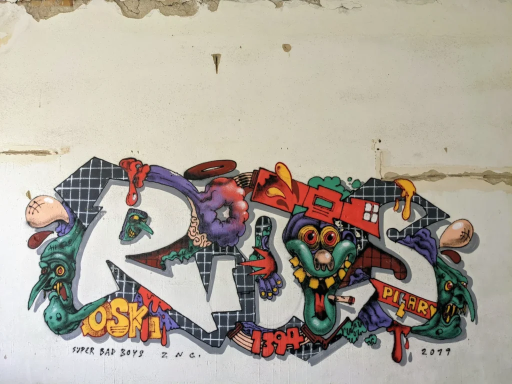 Großflächiges Schriftbild-Graffito an einer Innenwand auf dem Gelände bei Brand