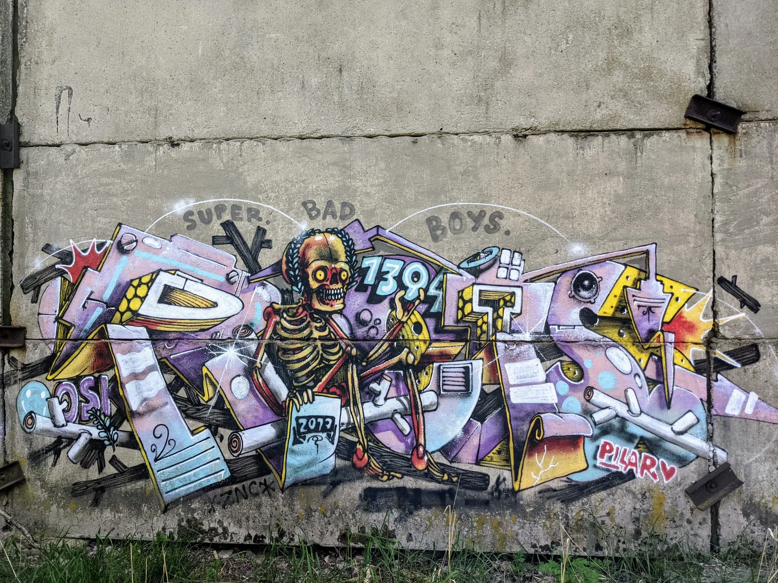 Buntes Graffiti mit Skelett auf einer Betonwand am ehemaligen Flugplatz Brand
