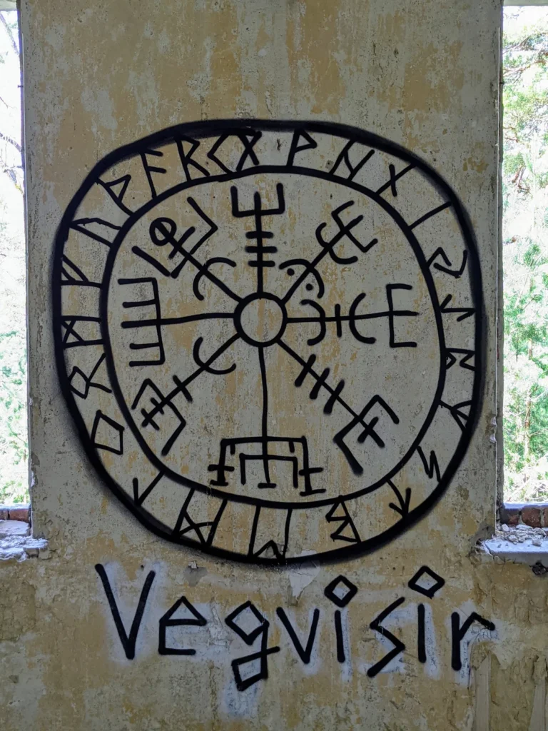 Vegvisir als Graffito an einer Wand auf dem Gelände bei Brand