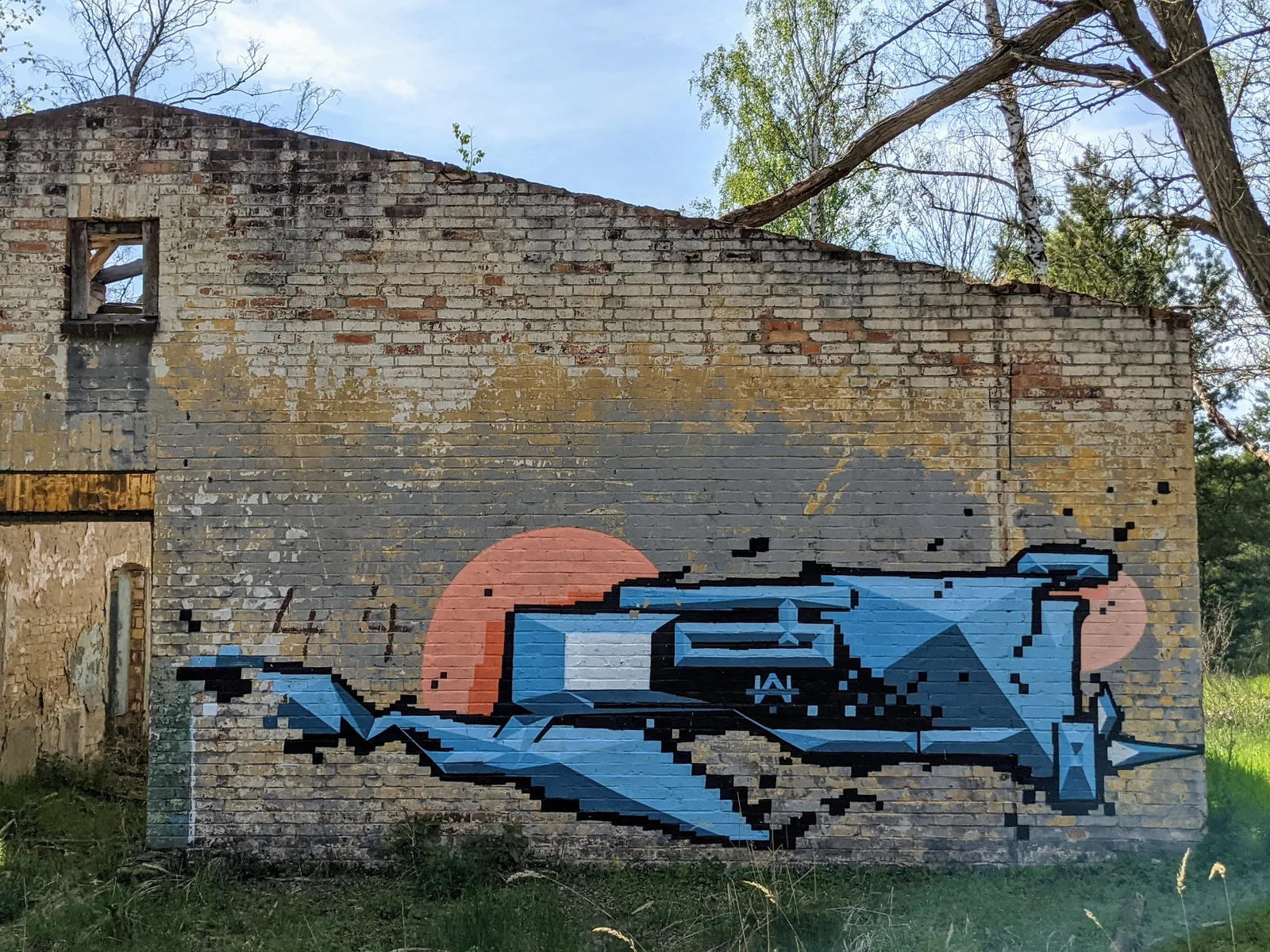 Blaues Pixel-Wandbild auf einer Backsteinwand am ehemaligen Flugplatz Brand