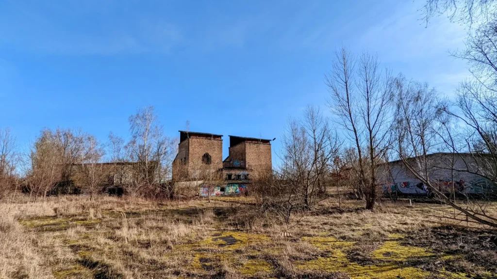 Ehemaliges Bücker-Werksgelände in Rangsdorf: Ruine von außen