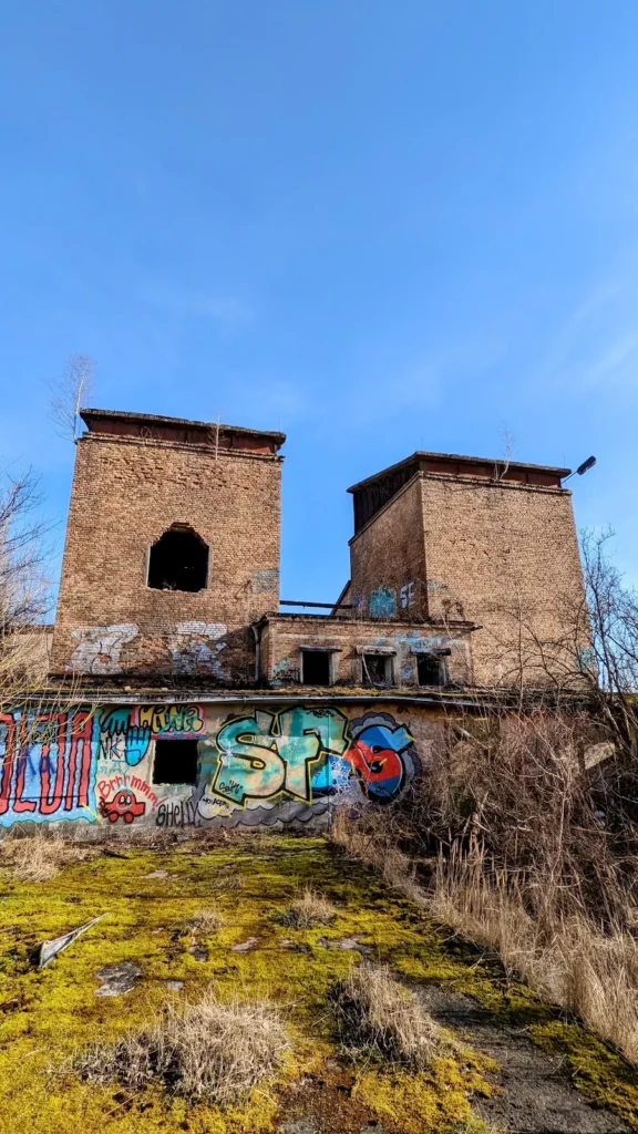 Ehemaliges Bücker-Werksgelände in Rangsdorf: Ruine von außen