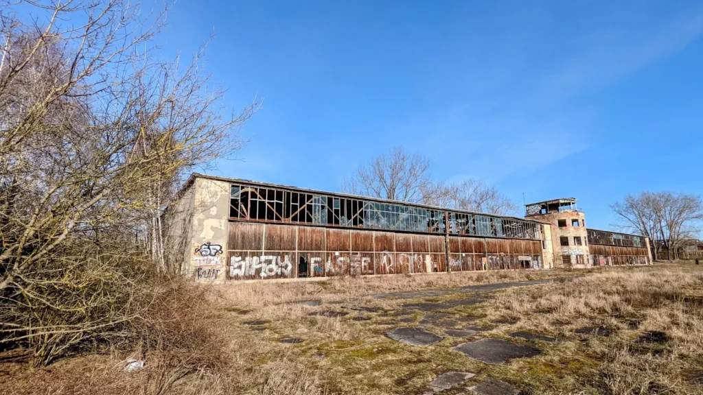Ehemaliges Bücker-Werksgelände in Rangsdorf: Ruine von außen
