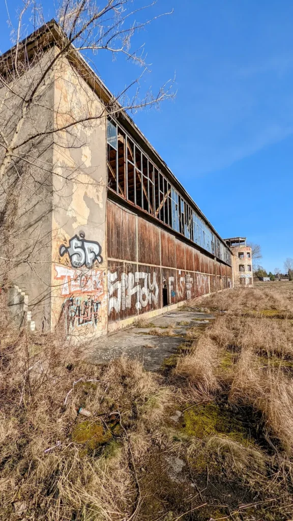 Ehemaliges Bücker-Werksgelände in Rangsdorf: Ruine von außen
